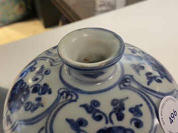 Een Chinese blauw-witte 'meiping' vaas met florale slingers, Ming